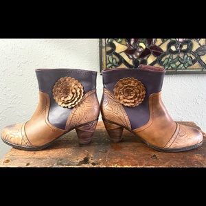 L’Artiste Neske Womens Leather Ankle Boots Heel